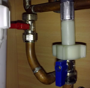 Washing machine water inlet pipes: cold tap connected, hot tap not connected